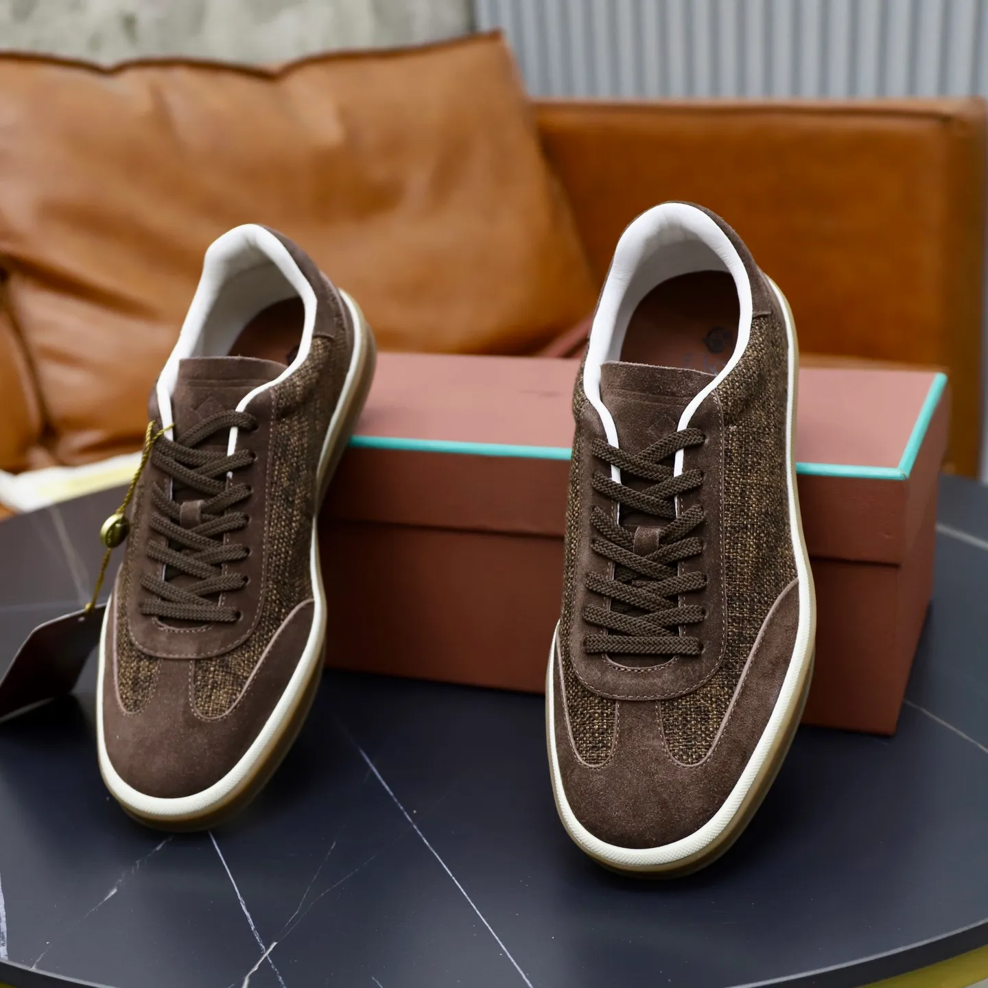 Ex-factory price: 540💰Loro Riana men’s moral training sneakers! Made from high-quality materials and designed in a low-cut silhouette, it offers an elegant and stylish look that's suitable for year-round wear. The unique double-layer sole aesthetic design, caramel cup-shaped outsole is decorated with off-white rubber trim, creating an attractive color combination. Pair with tailored pieces or jeans for a sophisticated yet casual look. The heel is decorated with soft cow leather tongue with Kummel color inserts and cotton laces with embossed LP logo. Upper: cow split suede stitching knitted fabric. Lining: original thickened soft sheepskin. Size: 38-39-40-41-42-43-44 (customized in 45.46)